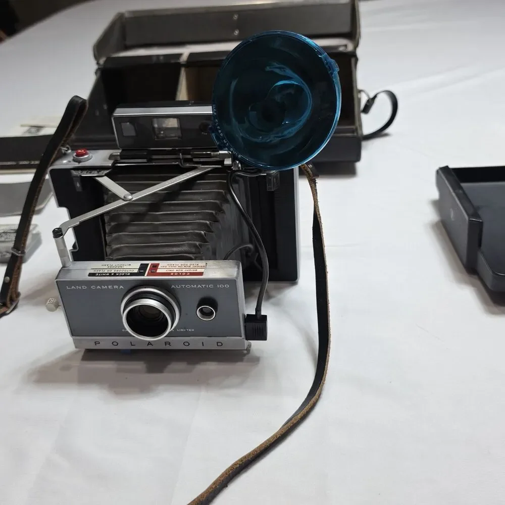 VTG Polaroid Land Camera 100 w/Case Flash Manual Photography Collectible Vintage